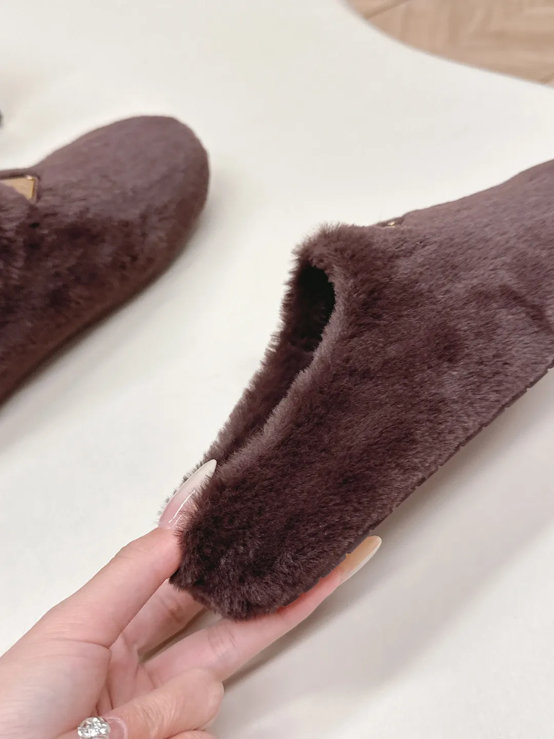 👟👟Ex-factory price 520👟👟 Prada prada25 autumn and winter furry slippers series, half-slip wool slippers, classic triangle buckle, comfortable, cute, cute, fashionable, elegant and versatile, the wool is comfortable and soft, awakening the warmth of autumn and winter. Let you walk comfortably from morning to night. Pair it with socks to easily cope with the changing seasons. Wool, sheep pattern lining, original outsole! 35-40 yards